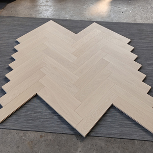 Pavimento in Legno Ingegnerizzato a Spina di Pesce in Rovere Europeo con Laccatura UV, Plancia Larga 15 mm per Interni - Product Image 1