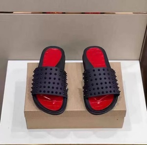 Mules de luxe de créateur à semelle rouge, antidérapantes et à semelle épaisse pour hommes et femmes, plates et minimalistes pour l'extérieur - Product Image 3