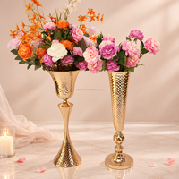 Nouvelle Arrivée : Vase à Fleurs Trompette Doré, Socle Métallique Texturé Diamant, Centre de Table pour Mariage de Luxe et Banquet