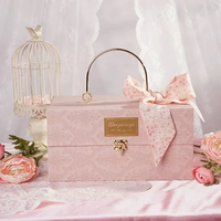 Boîte cadeau en papier damassé rose avec logo personnalisé, poignée en métal doré, grand ruban floral, emballage rigide en carton pour cadeau de mariage