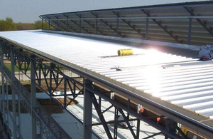 แผงแซนวิชหลังคาโพลียูรีเทนโลหะเป็นมิตรกับสิ่งแวดล้อม60มม. 75มม. 100มม. สำหรับการประชุมเชิงปฏิบัติการภายนอกโรงแรมห้องเย็นห้องนั่งเล่น - Product Image 5