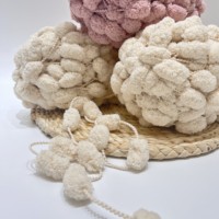 Vente en gros de fil de coton pompon fantaisie en polyester 100% avec grosse boule pour tricoter au crochet