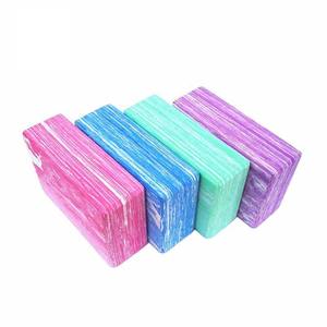 Bloque de Yoga de Espuma EVA Reciclada Antideslizante de Alta Calidad, Formato Pequeño, Color Gris Claro, Verde y Blanco - Product Image 1