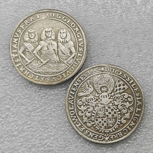 Moneta commemorativa in stile antico del <span class=keywords><strong>Ducato</strong></span> di Liegnitz-Brieg (Slesia) del 1659, 1 Thaler - Giorgio III, Ludovico IV e Cristian, Regali - Product Image 1