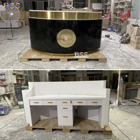 Table de réception incurvée de luxe en Corian noir et or pour clinique esthétique, centre de bien-être, avec logo LED intégré