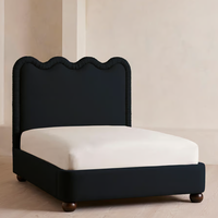 Lit double luxueux de haute qualité avec cadre en chêne massif et revêtement en tissu à bordure ondulée