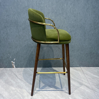 Chaises de bar en velours vert avec pieds en bois, tabourets de bar à hauteur de comptoir avec accoudoirs en acier inoxydable
