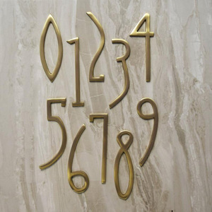 Numéros de porte en laiton de style nordique, chiffres adhésifs en métal massif pour la décoration d'entrée de maison - Product Image 1