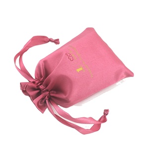 Sacs en satin à cordon tressé avec pompon, pour chaussures, extensions de cheveux et grandes perruques, avec logo personnalisé - Product Image 1