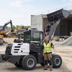 Компактный дизельный мини-погрузчик с ковшом и грейферным захватом - Product Image 1