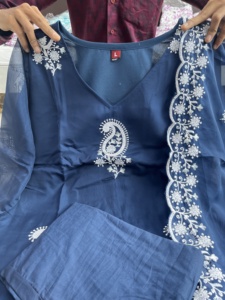 Vêtements indiens et pakistanais nouveau beau costume en coton ensemble pour les femmes porter des vêtements de fantaisie dames costume travaillé à la main Kurti et pantalon - Product Image 6