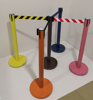 Barrière rétractable de 10 m avec poteau en acier peint et base en caoutchouc pour le contrôle des files d'attente, la gestion du trafic et la guidage des foules