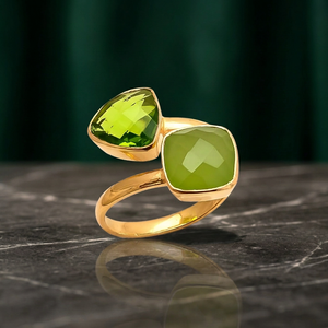 Bague en laiton plaqué or avec superbes pierres en verre vert serties pavé, style ethnique, pierre précieuse unisexe - Product Image 5