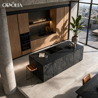 OPPOLIA Meubles de cuisine haut de gamme sur mesure en bois naturel avec îlot en pierre, mobilier de cuisine ouverte, projet de développement de penthouse de luxe