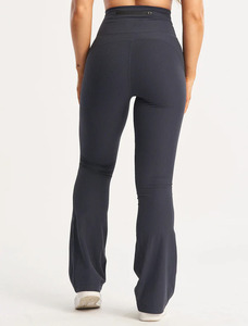 Migliora il tuo stile con Leggings a coste con torcia che offrono un senso di libertà e raggiungono un livello completamente nuovo nei pantaloni - Product Image 3