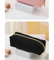 Trousse de Toilette Rétro en Velours Côtelé Grande Capacité Portable avec Fermeture Éclair et Lettres Tendance – Indispensable pour les Voyages