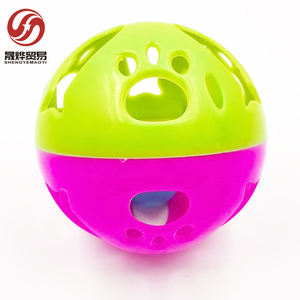 Palla Giocattolo Interattiva per Gatti in Plastica, Multicolore, Grande, con Motivo a Zampa di Pesce, Gioco per Gatti con Campanelli - Product Image 1