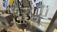 HUAJIE-Machine de capsulage rotative automatique monobloc de remplissage et de capsulage de bouteilles de gouttes oculaires d'huile essentielle servo antidéflagrante
