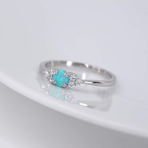 Elegante Anello Minimalista Effetto Opale Scintillante, Gioiello da Donna per Uso Quotidiano - Product Image 2