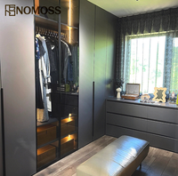 Dressing moderne de luxe avec système de rangement pleine hauteur et service de conception personnalisée pour projets résidentiels
