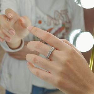 Anillo de Compromiso y Matrimonio de Diamantes Cultivados en Laboratorio con Corte Esmeralda en Oro de 18K IGI, Personalizable, Selecciones Destacadas - Product Image 2