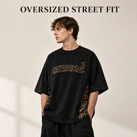 T-shirt Homme Oversize Noir Délavé Style Vintage OEM avec Logo Appliqué Personnalisé et Contraste Léopard sur le Côté – Streetwear Décontracté et Robuste