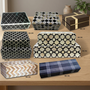Boîte de rangement et de présentation de bijoux de Noël en os gravé, grand format carré, modèle NA27 de BS INTERNATIONAL, fabriquée à Uttar Pradesh – Nouveauté ! - Product Image 1