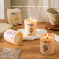 Bougie parfumée artisanale en cire de soja, design floral emblématique, dans un pot en verre en forme de tasse, coffret cadeau, parfum haut de gamme parisien.