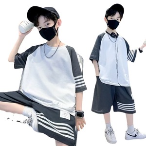 Completo Sportivo per Ragazzi, Camicia e Pantaloncini Eleganti Bianco e Nero con Dettagli a Righe, Perfetto per Ragazzi Attivi - Product Image 6