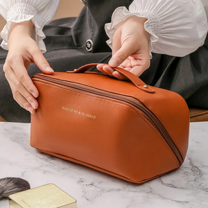 Bolsa de maquillaje de cuero PU – Organizador de artículos de tocador grande para viaje, estuche de cosméticos impermeable – Bolsa de artículos de tocador portátil para colgar para mujer – Fi - Product Image 3