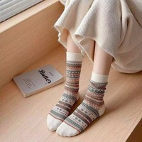 Chaussettes mi-mollet vintage bohèmes ethniques, chaussettes chaudes en tons terreux, palette de brun caramel, chaussettes d'hiver