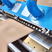Machine de fabrication de boîtes en carton ondulé rembourrées pour la production d'emballages de protection