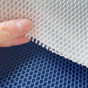 Tissu en maille sandwich 100% polyester 250GSM, maille respirante 3D, motif hexagonal, teint pour sacs, accessoires, jouets pour filles - Product Image 3