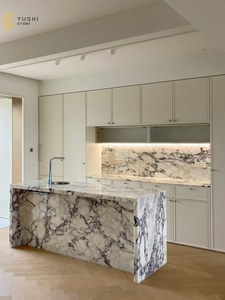 طاولة جزيرة من رخام كالاكاتا فيولا المخصصة من YUSHI، سطح مطبخ عصري بتصميم بلغاري للفنادق والفلل - Product Image 5