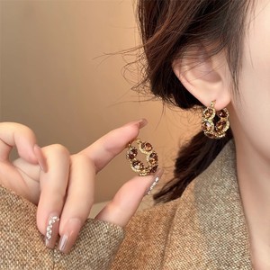 Boucles d'oreilles créoles en cuivre électroplaqué cristal marron caramel pour femme, luxe léger, haut de gamme, audacieuses, A2707 Or Automne/Hiver - Product Image 5