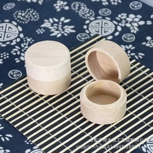 Caja redonda de madera de haya para guardar dientes de leche para niños y niñas, con diseño tallado. - Product Image 2