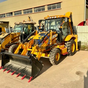 รถตักล้อยาง JCB 3CX มือสอง พร้อมเครื่องยนต์ดีเซลเทอร์โบชาร์จ บุ้งกี๋ตักด้านหน้าขนาด 1.0 ลูกบาศก์เมตร และอุปกรณ์ขุดด้านหลัง สำหรับงานก่อสร้าง - Product Image 5