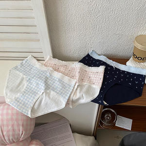 Slip e Mutandine da Donna in Cotone con Stampa Floreale Francese, Design alla Moda e Confortevole - Product Image 2