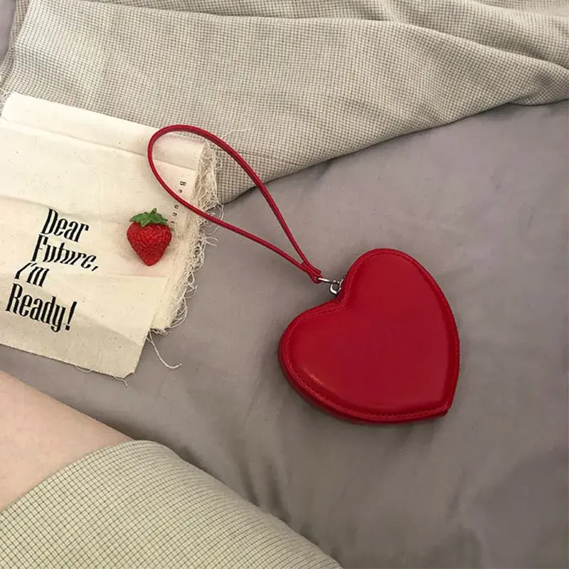 Bolso de mano de cuero PU rojo para mujer, directo de fábrica, monedero en forma de corazón Kawaii, bolso de muñeca con cremallera, logotipo de moda, embrague en efectivo, 2024