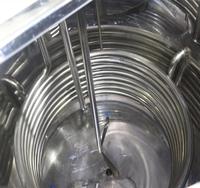 Machine de fabrication de parfum intégrée à petite échelle en acier inoxydable avec agitateur, pompe et moteur multifonctionnel pour la filtration de liquides parfumés