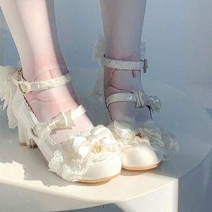 Chaussures Mary Jane blanches mignonnes et élégantes à plateforme avec nœud rose et détails en dentelle, bout fermé, à enfiler, talons épais, mode printemps - Product Image 3