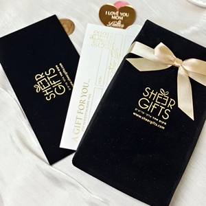 Caja de Regalo de Terciopelo Negro de Lujo Personalizada con Cinta de Satén y Tarjetero Personalizado para Tarjetas de Regalo, Vales o Boletos - Product Image 1