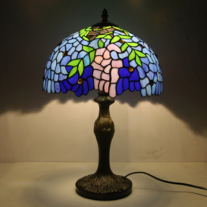 LongHuiJing 12-Zoll Buntglas-Tischlampe mit Zinklegierungsbasis, E26/<span class=keywords><strong>E27</strong></span>-Fassung, Pfauenfeder-Glyzinien-Schirm, Großhandel - Product Image 6