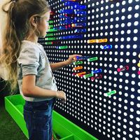 Venta al por mayor educativo montado en la pared de madera aprendizaje pared actividad ocupado juegos de mesa interactivo juego de pared