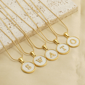 <span class=keywords><strong>Venta</strong></span> Directa <span class=keywords><strong>de</strong></span> Fábrica, Collar Unisex con Colgante <span class=keywords><strong>de</strong></span> Letra Inicial <span class=keywords><strong>de</strong></span> Concha Natural y Cadena <span class=keywords><strong>de</strong></span> <span class=keywords><strong>Serpiente</strong></span> <span class=keywords><strong>de</strong></span> Acero Inoxidable Chapado en Oro <span class=keywords><strong>de</strong></span> 18K, Regalo - Product Image 1