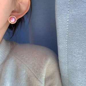 Boucles d'oreilles en perles Mabe roses d'eau de mer, plaquées or, clous ronds, bijoux élégants pour femmes - Product Image 4