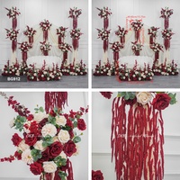 Composition florale artisanale bordeaux et champagne style forêt féerique pour douche nuptiale et mariage en extérieur