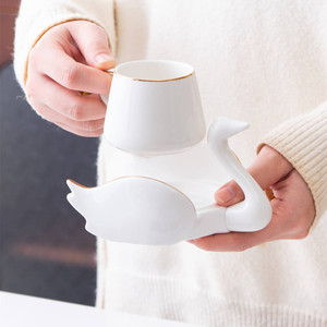 Ensemble tasse à café et soucoupe en céramique avec bordure dorée style nordique, motif cygne - Product Image 2