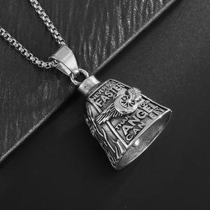 Logo personnalisé Gremlin Roue Gardien Cloche Porte-clés <span class=keywords><strong>Collier</strong></span> Style Punk Aile d'Ange <span class=keywords><strong>Casque</strong></span> de <span class=keywords><strong>Moto</strong></span> Cloche Pendentif <span class=keywords><strong>Collier</strong></span> - Product Image 2