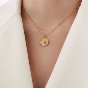 Collier pendentif boussole irrégulière en acier inoxydable or 18 carats de style antique nordique - Product Image 1